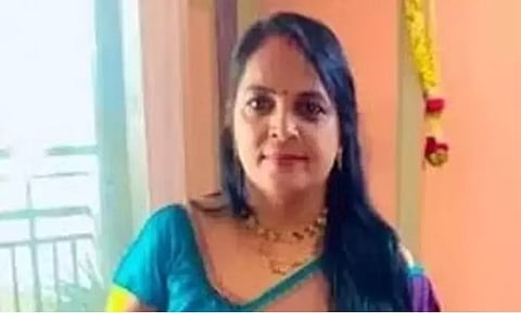 குடும்ப தகராறில் மனைவியின் கை விரலை கடித்து தின்ற கணவன்