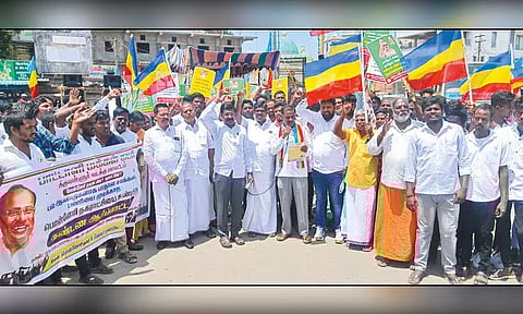 பாதாள சாக்கடை பணிகளை விரைந்து முடிக்க கோரி பா.ம.க.வினர் ஆர்ப்பாட்டம்