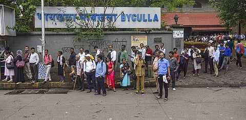 3-வது நாளாக டிரைவர்கள் வேலை நிறுத்தம்; 1,375 'பெஸ்ட்' பஸ்கள் ஓடவில்லை - பயணிகள் கடும் அவதி