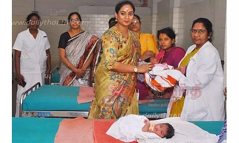 அரசு ஆஸ்பத்திரியில் பிறந்த குழந்தைகளுக்கு தங்கக்காசு