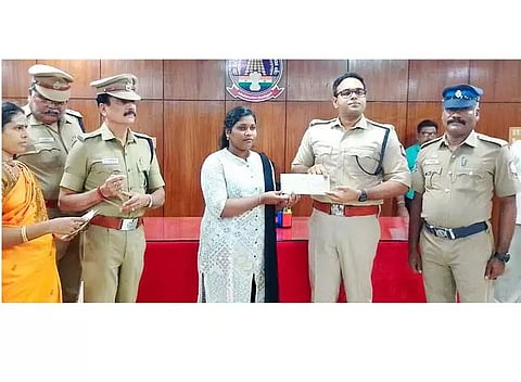 போலீசாரின் குழந்தைகளுக்கு கல்வி உதவித்தொகைசூப்பிரண்டு சசாங்சாய் வழங்கினார்