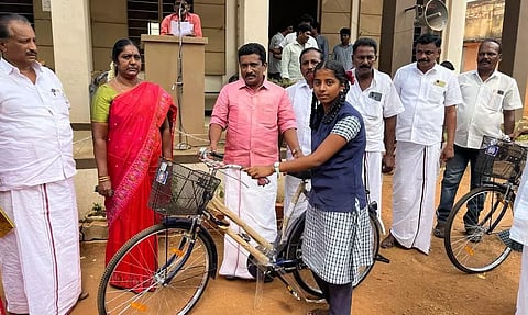 லட்சுமிபுரம் அரசு மேல்நிலைப்பள்ளியில் மாணவ-மாணவிகளுக்கு விலையில்லா சைக்கிள்