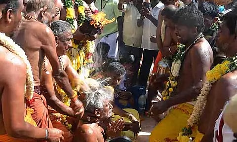 ஆடிப்பெருக்கு திருவிழா: தலையில் தேங்காய் உடைத்து பக்தர்கள் நேர்த்திக்கடன்