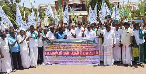 கரும்புகளை கையில் ஏந்தி விவசாயிகள் ஆர்ப்பாட்டம்