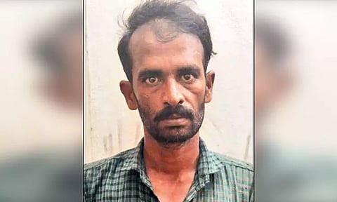 பட்டப்பகலில் வீட்டின் பூட்டை உடைத்து உள்ளே புகுந்த கொள்ளையன் - வெளியே தாழ்ப்பாள் போட்டு சிறைப்பிடித்த பொதுமக்கள்