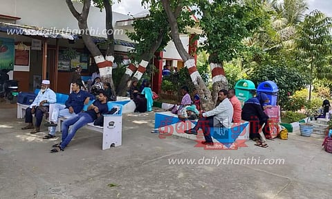 பெங்களூரு பாசஞ்சர் ரெயில் நடுவழியில் நிறுத்தம்- பயணிகள் வாக்குவாதம்