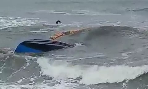 ராட்சத அலையில் சிக்கி நடுக்கடலில் படகு கவிழ்ந்தது; 9 மீனவர்கள் பத்திரமாக மீட்பு