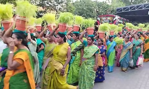 கோவிலுக்கு முளைப்பாரிகளுடன் சீர்வரிசை கொண்டு வந்த பக்தர்கள்