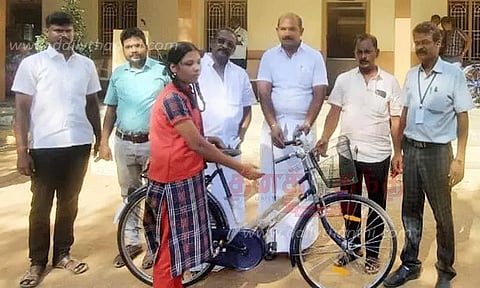 பள்ளி மாணவ-மாணவிகளுக்கு இலவச சைக்கிள்