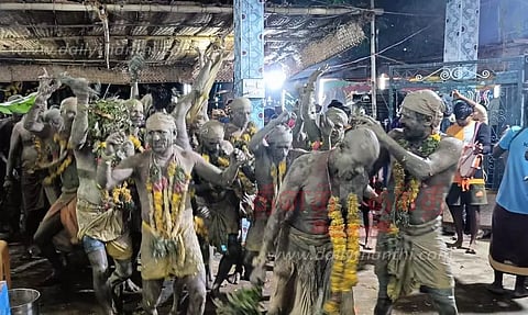 உடல் முழுவதும் சேறுபூசி நேர்த்திக்கடன் செலுத்திய பக்தர்கள்