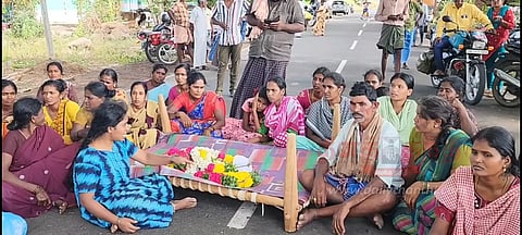 ஏரியூர் அருகே பரபரப்பு:கார் மோதி 2½ வயது குழந்தை பலிஉடலை சாலையில் வைத்து உறவினர்கள் மறியல்