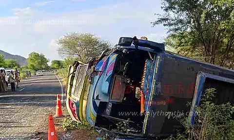 டி.கல்லுப்பட்டி அருகே கார்-வேன் மோதல்; 13 பேர் படுகாயம்