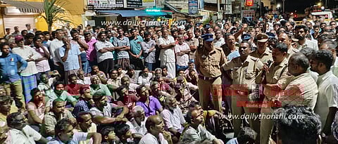 அறச்சலூரில் 3 இடங்களில் பொதுமக்கள் சாலைமறியல்; கடைகளும் அடைக்கப்பட்டதால் பரபரப்பு