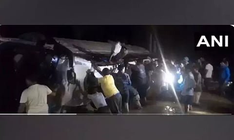 ஜார்க்கண்ட்: பஸ் ஆற்றில் கவிழ்ந்ததில் 4 பேர் உயிரிழப்பு