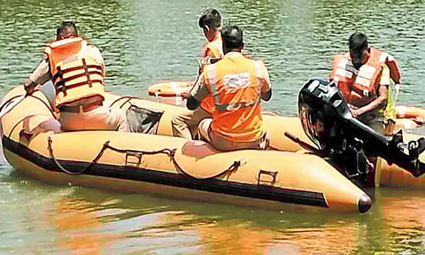 மழை வெள்ளம் சூழ்ந்த பகுதியில் பொதுமக்களை மீட்பது குறித்து தீயணைப்பு வீரர்களுக்கு ஒத்திகை பயிற்சி