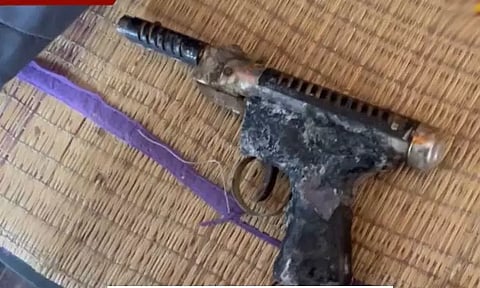 கடலூர் மாவட்ட ஆட்சியர் அலுவலகம் எதிரில் தென்பெண்ணை ஆற்றில் மீன்வலையில் சிக்கிய கைத்துப்பாக்கி - போலீசார் விசாரணை