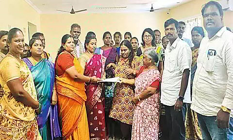 தனியார் நிலத்தில் குடியிருக்கும் பழங்குடியின மக்கள் பத்திரப்பதிவு செய்து கொள்ள ஒப்புதல்