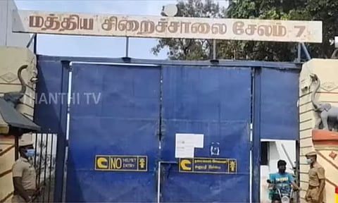 ஆயுள் தண்டனை கைதி கூறிய தகவல்களை மறைத்து சிறைத்துறைக்கு எதிராக செயல்பட்ட துணை ஜெயிலருக்கு நோட்டீஸ்