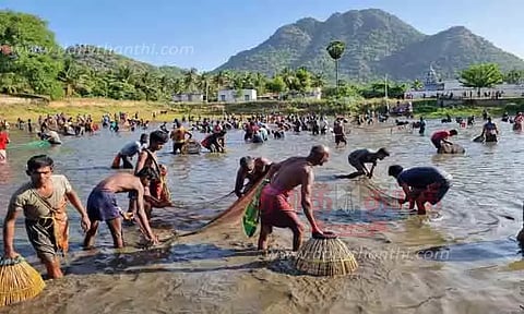 சிங்கம்புணரி அருகே மீன்பிடி திருவிழா