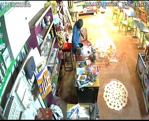 ஓட்டலில் ரூ.5 ஆயிரம் திருடிய மர்மநபர்