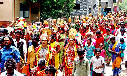 பக்தர்கள் பால்குடம் எடுத்து ஊர்வலம்