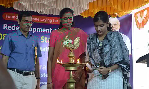 கரூர் ரெயில் நிலையத்தை ரூ.34 கோடியில் மேம்படுத்தும் பணி