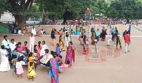 வார விடுமுறையையொட்டிமேட்டூரில் குவிந்த சுற்றுலா பயணிகள்