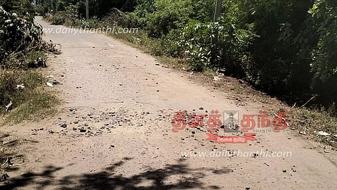 கொடுமுடி அருகே கற்கள் பெயர்ந்த சாலை; தடுமாறும் வாகனங்கள்- தார் ரோடு போட கோரிக்கை