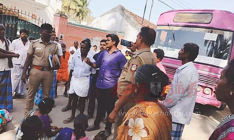 வீட்டுவரி ரசீது தராததை கண்டித்து பொதுமக்கள் சாலைமறியல்