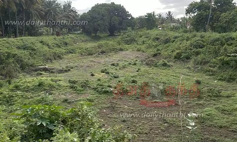 தண்ணீர் இன்றி வறண்டு கிடக்கும் நீர்நிலைகள்