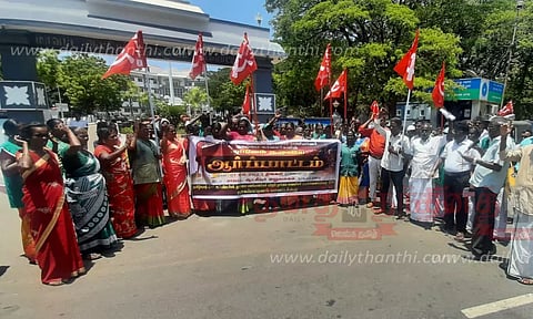 நாகை கலெக்டர் அலுவலகத்தை முற்றுகையிட்டுமேல்நிலை நீர்த்தேக்க தொட்டி ஆபரேட்டர்கள், தூய்மை பணியாளர்கள் ஆர்ப்பாட்டம்