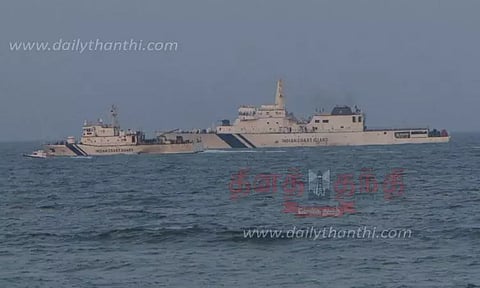 கடலில் கடலோர காவல்படை கப்பல்கள் மூலம் ரோந்து