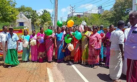 குடிநீர் கேட்டு காலிக்குடங்களுடன் மனு கொடுத்த பெண்கள்