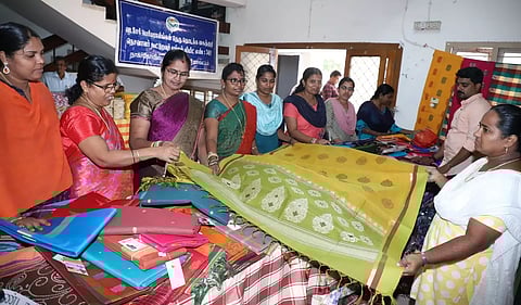 கைத்தறி நெசவாளர்கள் எண்ணிக்கை குறைந்து வருகிறதுகலெக்டர் பேச்சு