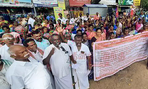 ஊரக வளர்ச்சி துறை ஊழியர்கள் ஆர்ப்பாட்டம்