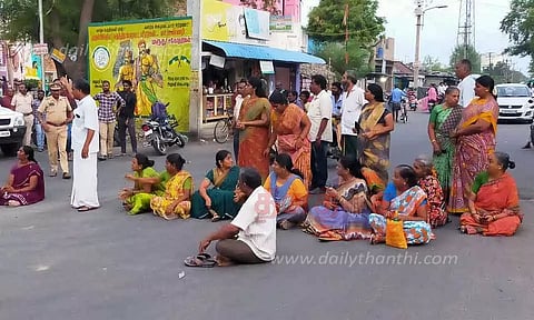 பட்டா இடம் என கூறி தெருவை தோண்டியதால் பரபரப்பு பொதுமக்கள் மறியல்