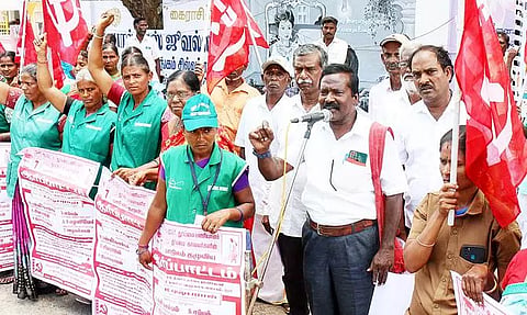 மேல்நிலை நீர்த்தேக்க தொட்டி ஆபரேட்டர்கள்- தூய்மை பணியாளர்கள் ஆர்ப்பாட்டம்