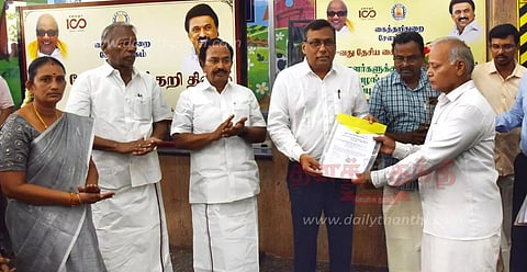 தேசிய கைத்தறி தினத்தையொட்டி60 நெசவாளர்களுக்கு ரூ.94.18 லட்சம் நலத்திட்ட உதவிகள்கலெக்டர் கார்மேகம் வழங்கினார்