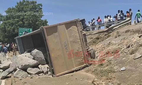 குண்டுக்கல் ஏற்றி வந்த லாரி சாலையில் கவிழ்ந்தது