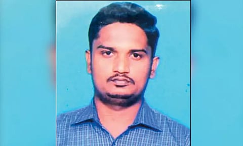 லாரி சக்கரத்தில் சிக்கி என்ஜினீயர்-பெண் உடல் நசுங்கி பலி