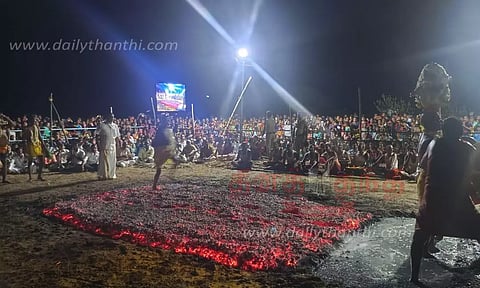 திரவுபதி அம்மன் கோவிலில் தீ மிதி திருவிழாபக்தர்கள் தீக்குண்டம் இறங்கி நேர்த்திக்கடன்