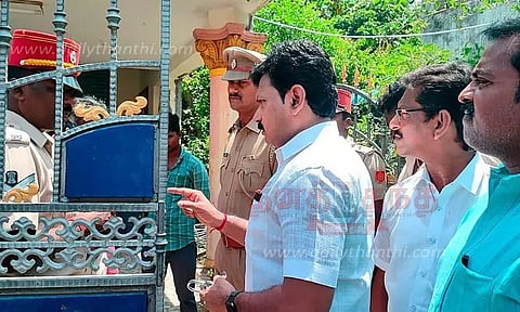 மின்துறை அலுவலகத்திற்கு பூட்டு போட முயன்ற எம்.எல்.ஏ.