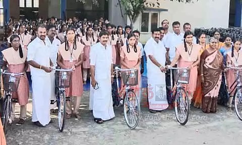 மாணவிகளுக்கு விலையில்லா சைக்கிள்கள்