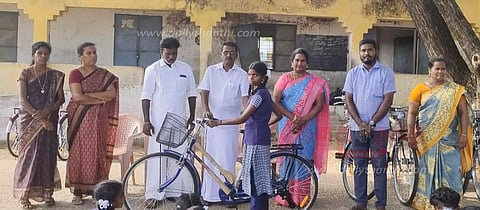 மாணவர்களுக்கு விலையில்லா சைக்கிள்