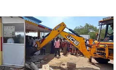 தோகைமலை அருகே 50 ஆக்கிரமிப்பு கடைகள் அகற்றம்