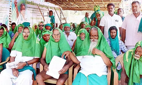 தடையை மீறி விவசாயிகள் முக்காடு அணிந்து போராட்டம்