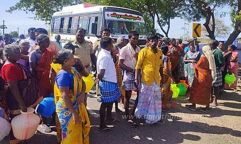 குடிநீர் கேட்டு பொதுமக்கள் சாலை மறியல்