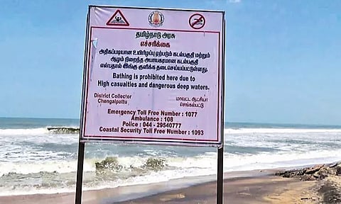 நெம்மேலிகுப்பத்தில் கடல் சீற்றம் அதிகமாக உள்ளதால் குளிக்க தடை