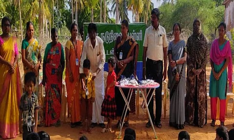 உடன்குடி அரசு பள்ளியில் மாணவ, மாணவியருக்குஅடையாள அட்டை வழங்கல்