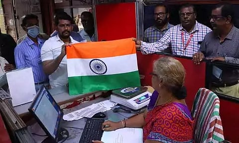 சுதந்திர தினத்தன்று வீடுகள் கடைகளில் ஏற்றுவதற்காக தேசியக்கொடிகள் தபால் அலுவலகங்கள் மூலம் விற்பனை